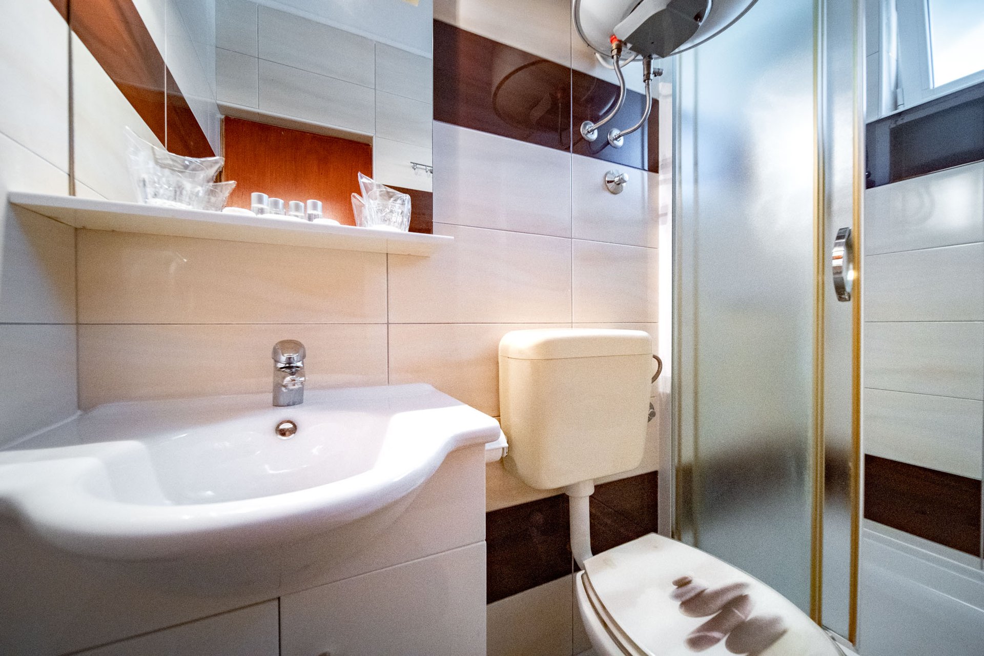 Kupaonica Apartmana 1 s tuš-kabinom