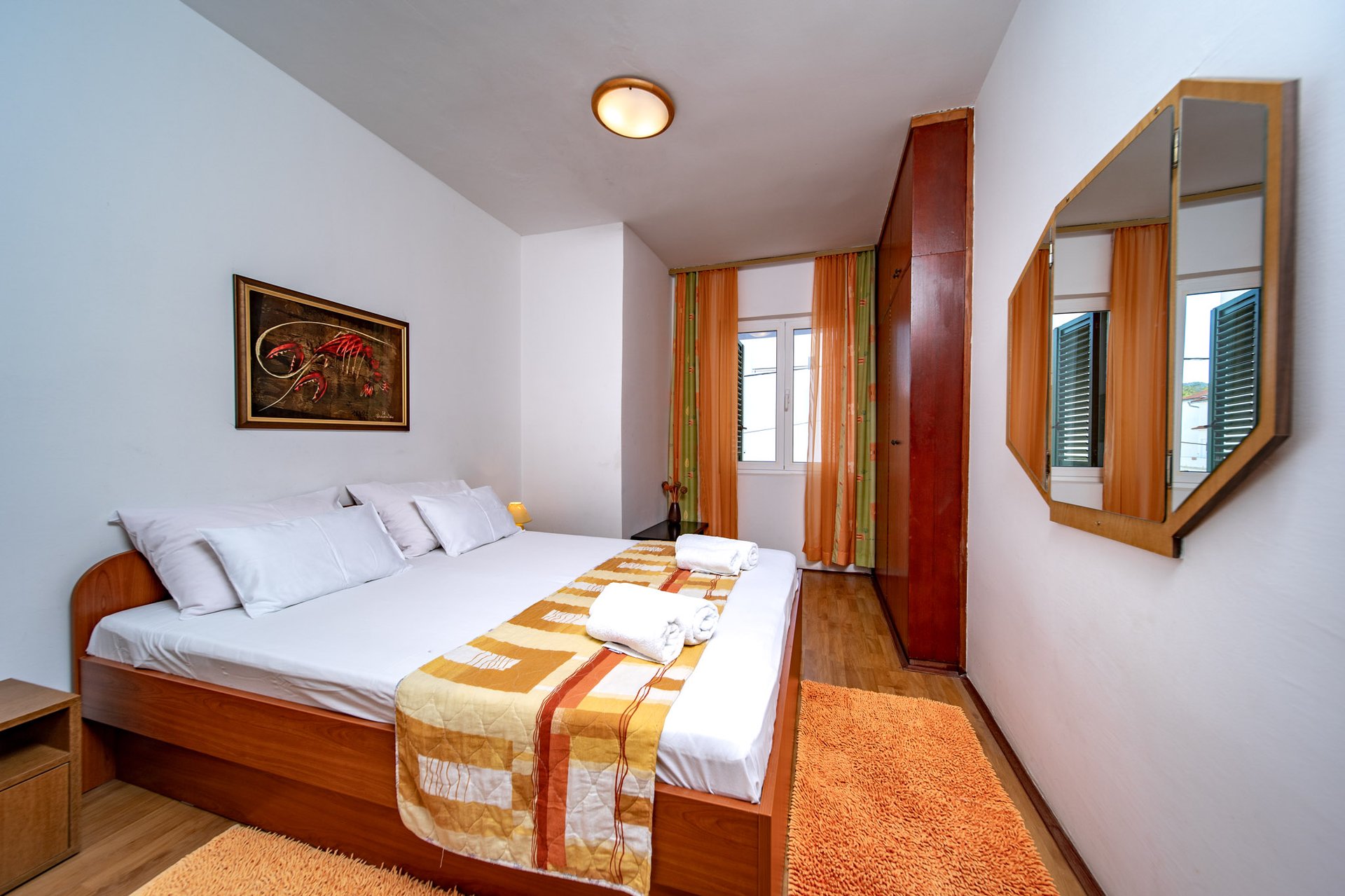 Glavna spavaća soba Apartmana 1 s bračnim krevetom