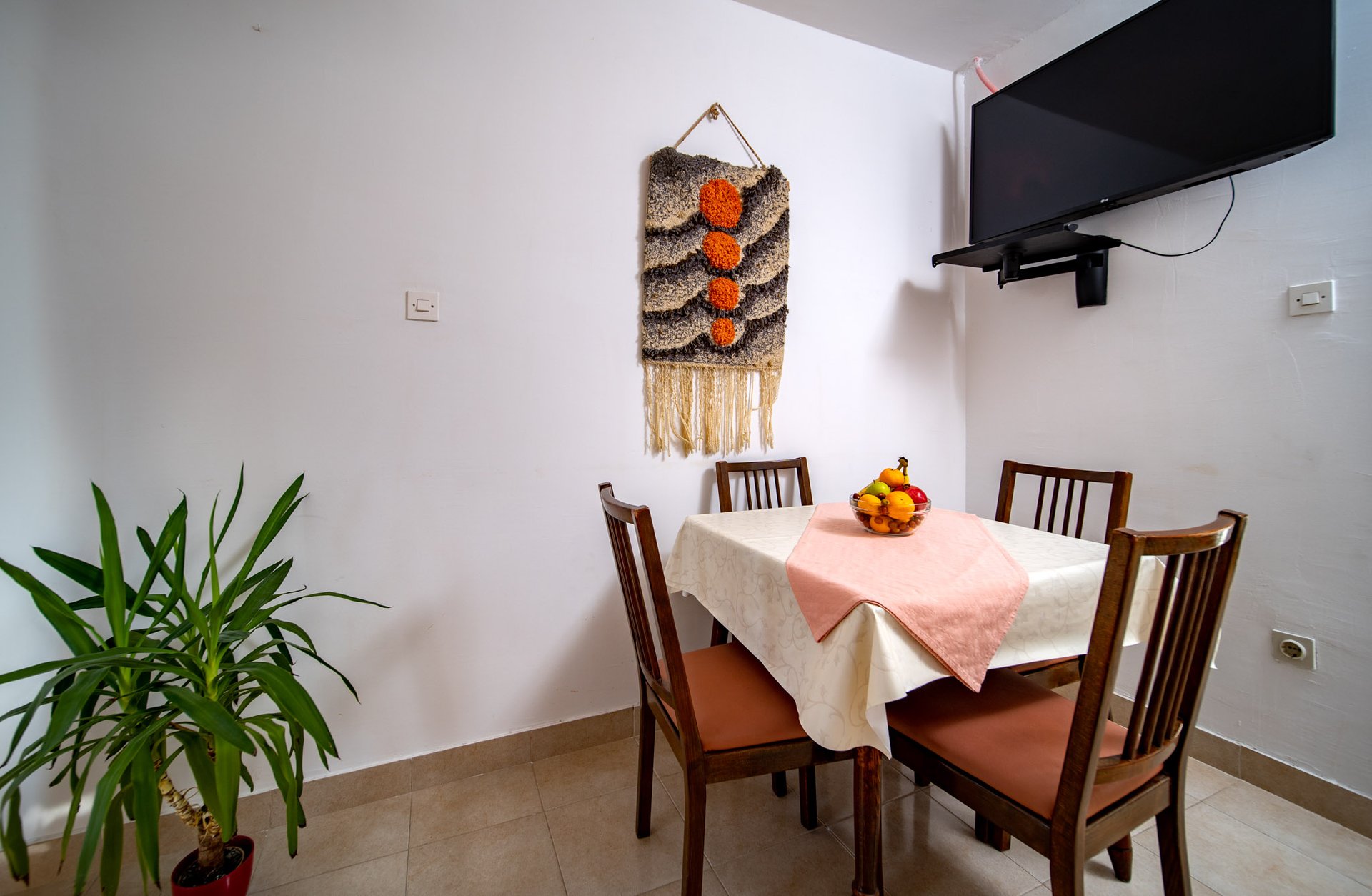 Blagovaonski stol u Apartmanu 1