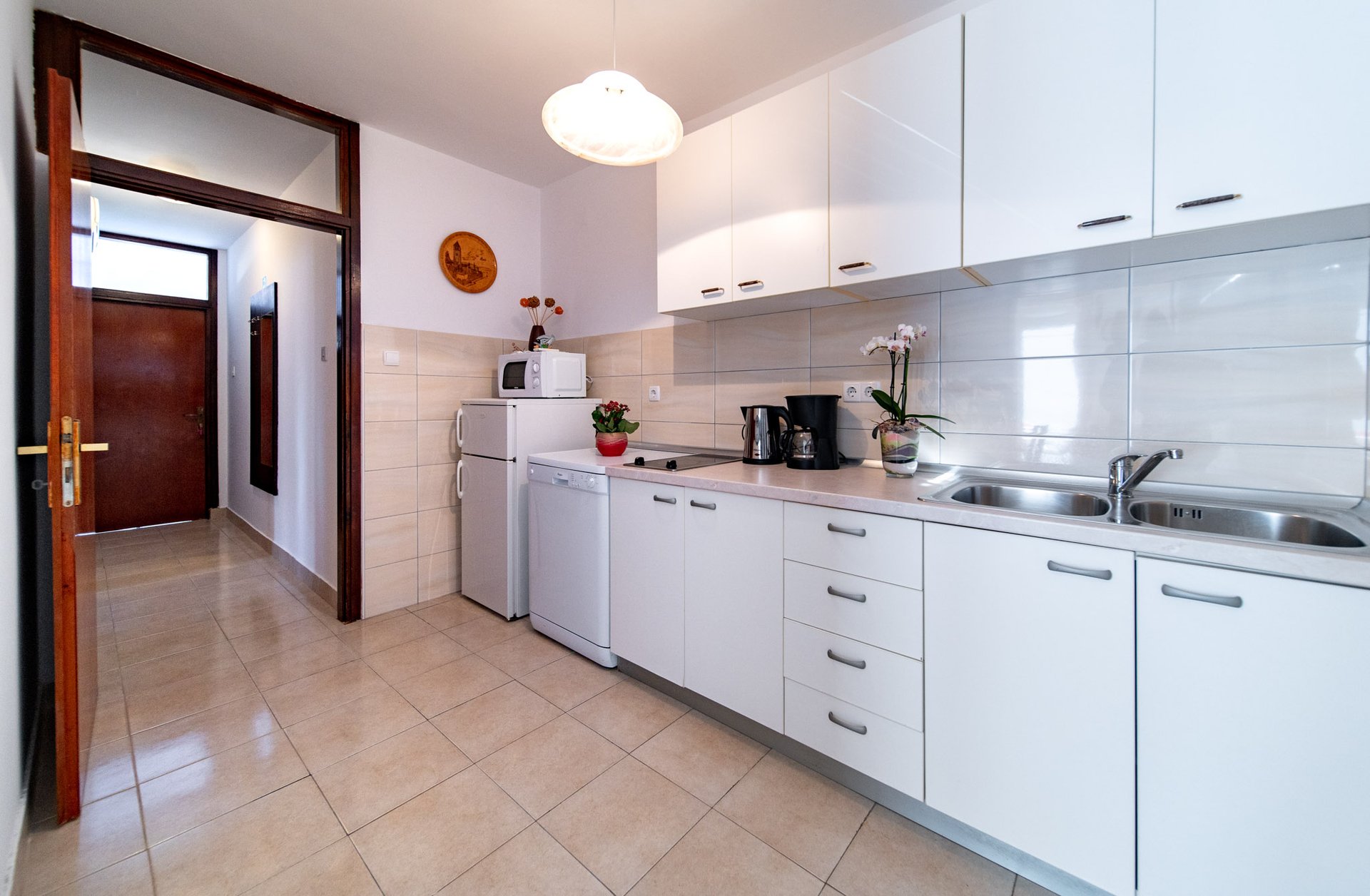 Kuhinja Apartmana 1 s ulazom u apartman