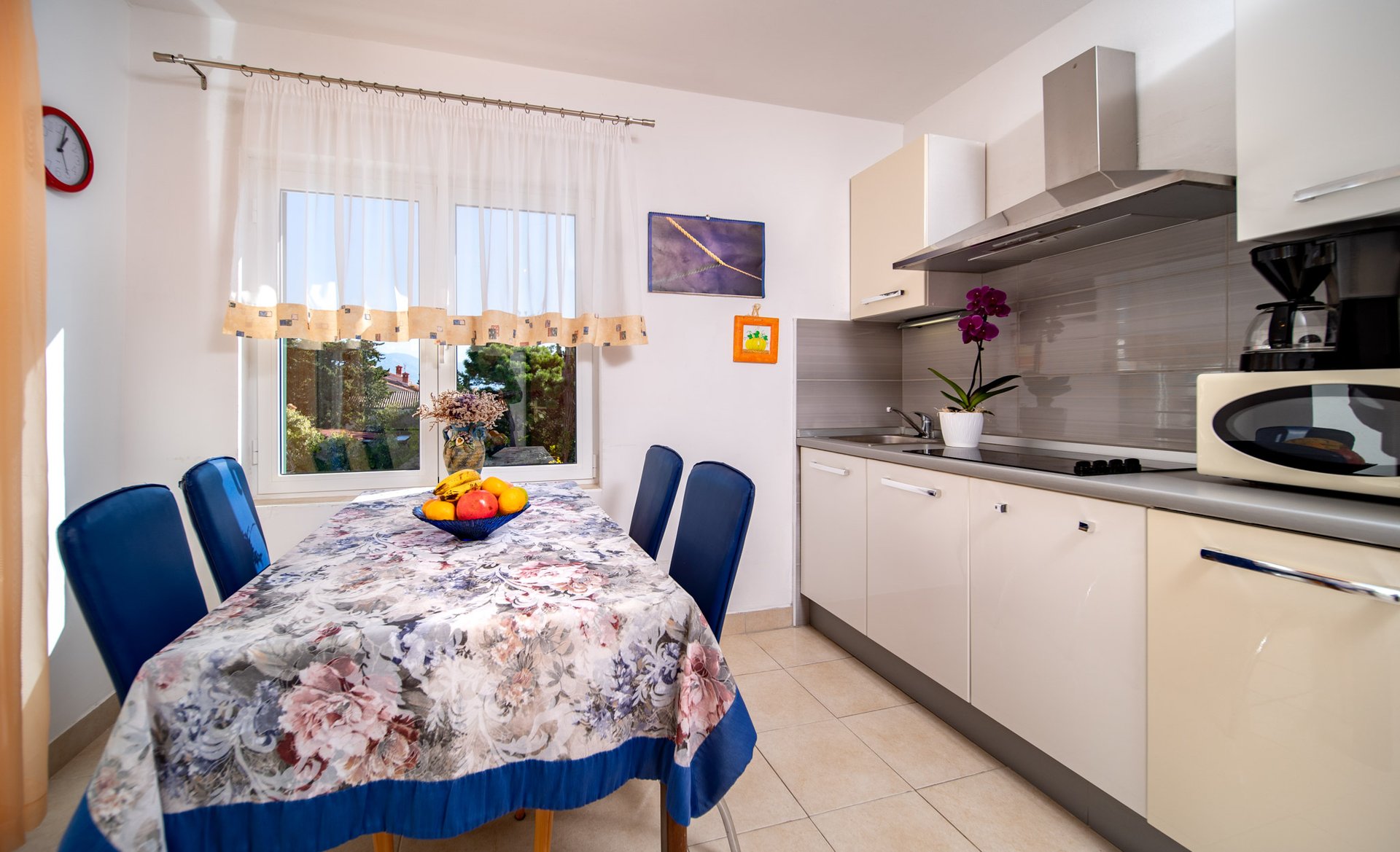 Kuhinja Apartmana 2 s blagovaonim stolom