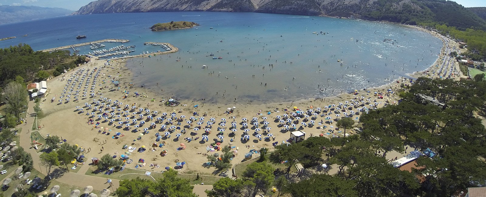 Rajska plaža u Loparu iz zraka