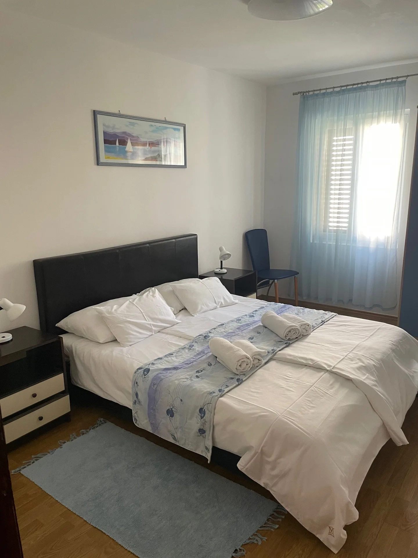 Spavaća soba s plavom posteljinom u Apartmanu 2.
