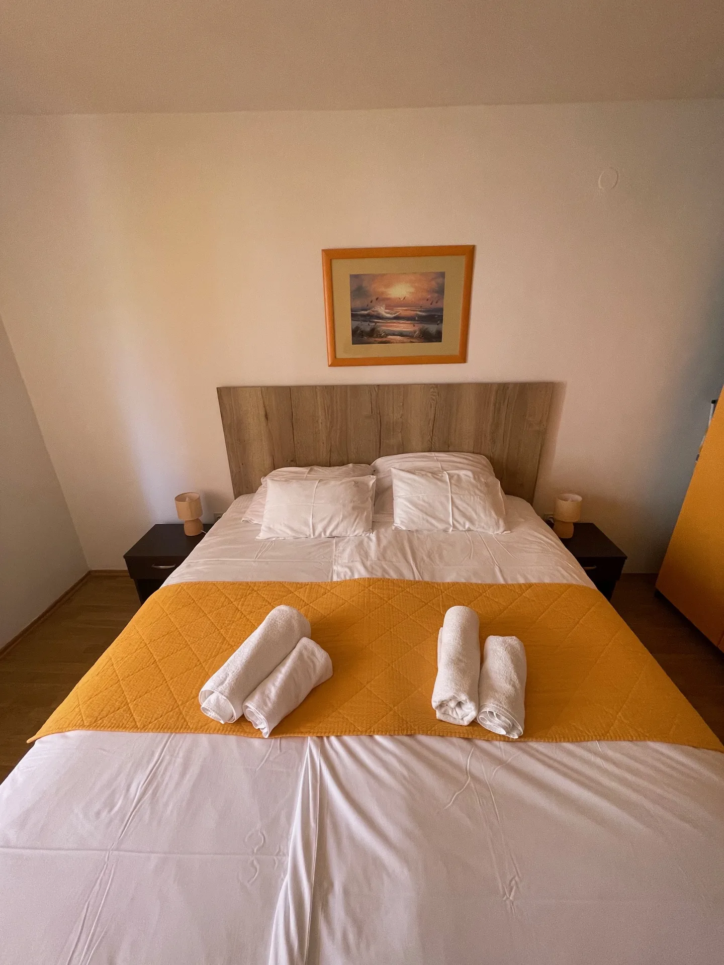 Širi pogled na spavaću sobu s bračnim krevetom u Apartmanu 2.