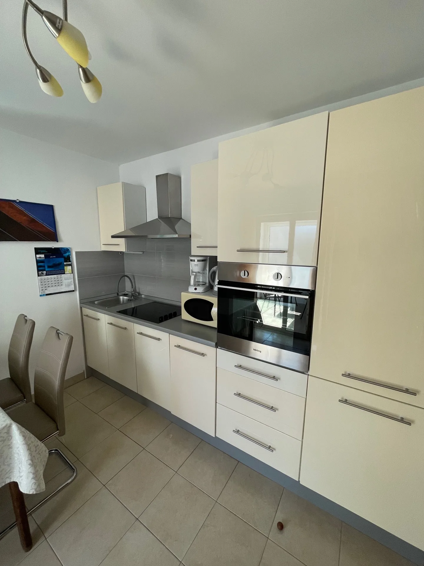 Kuhinja s ugradbenom pećnicom u Apartmanu 2.