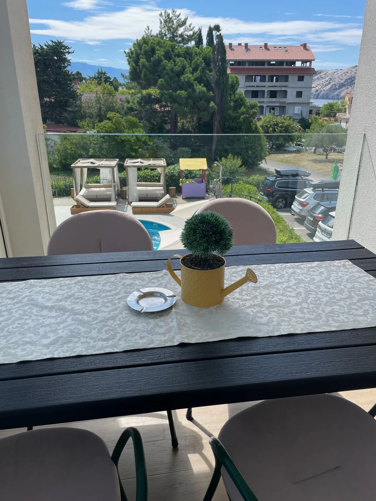 Terasa Apartmana 2 s pogledom na vrt i planine.